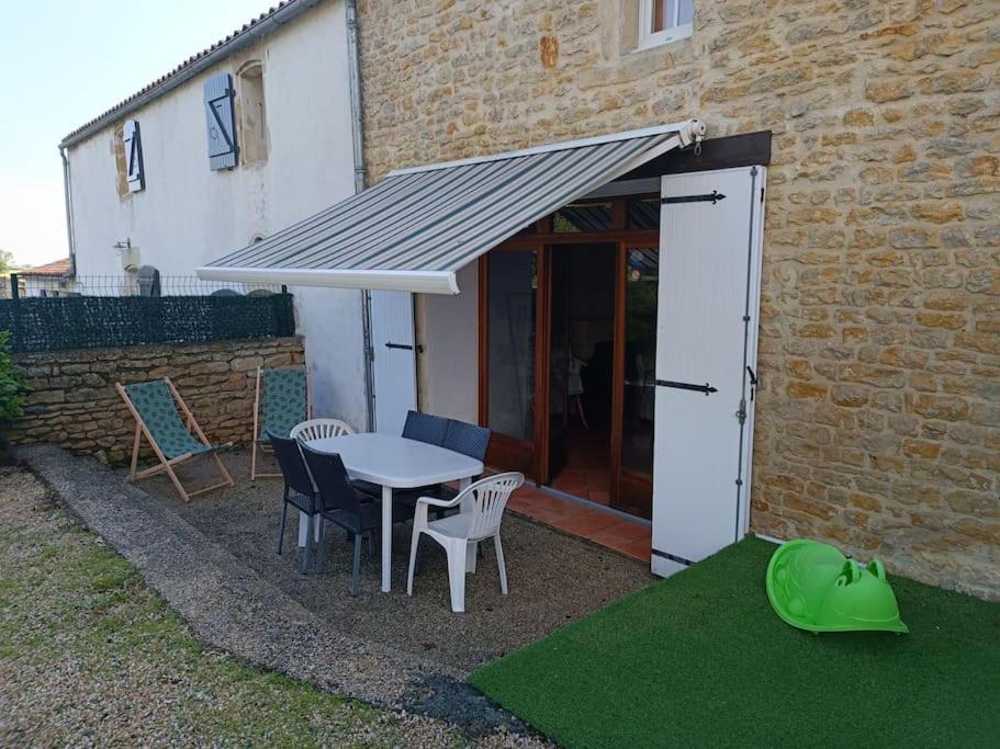 Sainte-Radégonde-des-Noyers Charmante Maison En Pierres מראה חיצוני תמונה