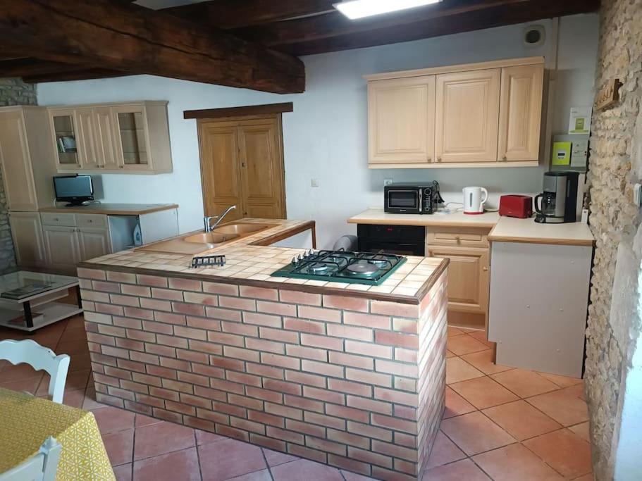 Sainte-Radégonde-des-Noyers Charmante Maison En Pierres מראה חיצוני תמונה