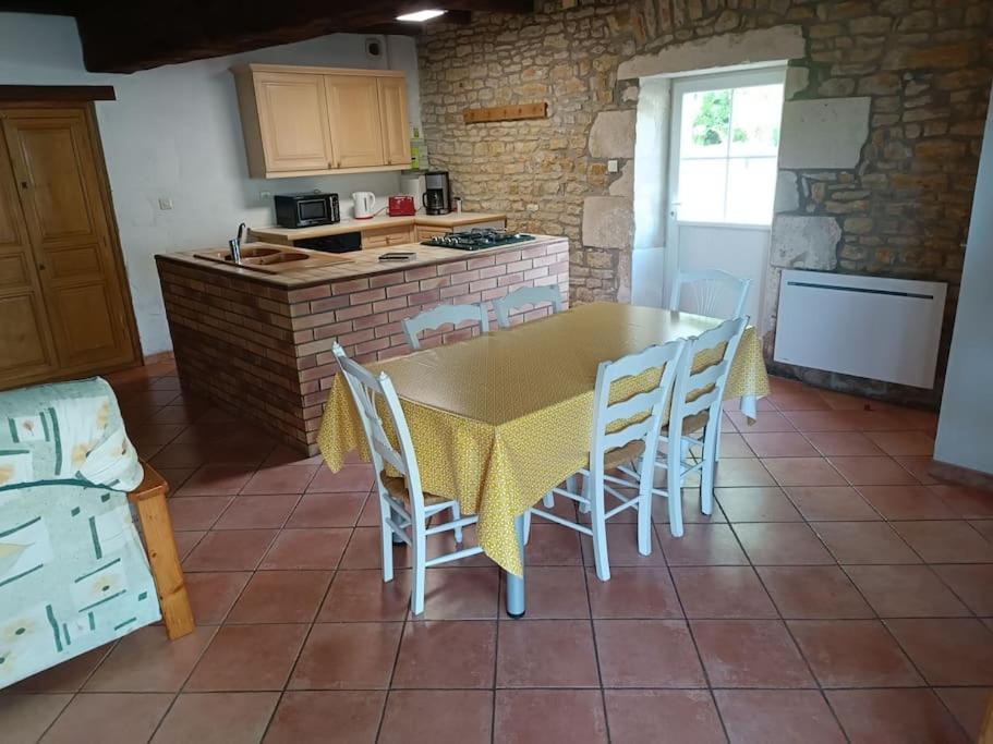 Sainte-Radégonde-des-Noyers Charmante Maison En Pierres מראה חיצוני תמונה